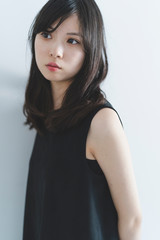 Naklejka premium 黒いワンピースの女性