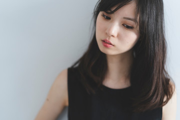 Fototapeta premium 黒いワンピースの女性