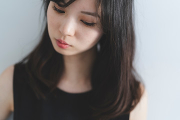 黒いワンピースの女性