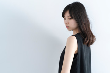 Obraz premium 黒いワンピースの女性