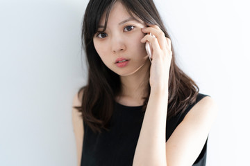 Fototapeta premium スマートフォンを使う女性