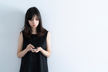 スマートフォンを使う女性