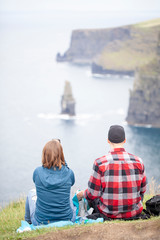 Pareja contemplando los acantilados de Moher en Irlanda
