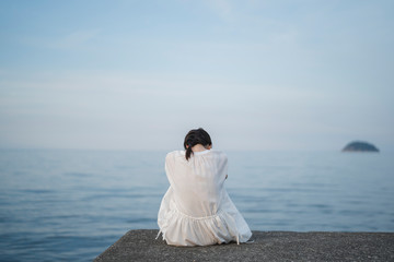 夕暮れの海の女性