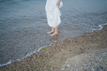 夕暮れの海の女性