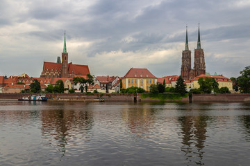 Fototapeta na wymiar Wroclaw.The view of Cathedral island Tumski from the opposite side of the Oder river.