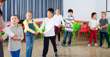 Obraz premium Kids and teacher dancing