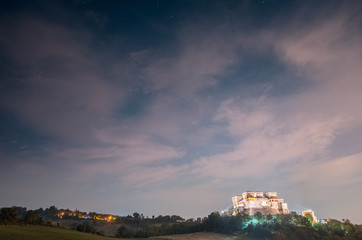 Il Castello di Torrechiara a Parma (Italia) sotto al cielo nuvoloso e stellato