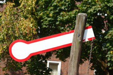 Modell eines Bahnsignals auf einem Spielplatz, Deutschland, europa