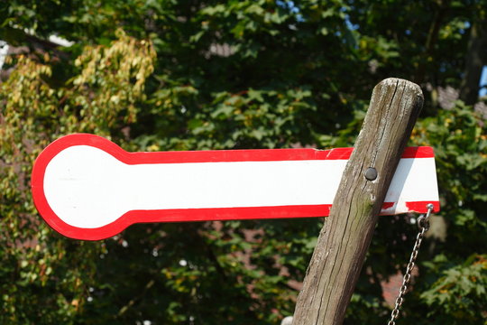 Modell eines Bahnsignals auf einem Spielplatz, Deutschland, europa