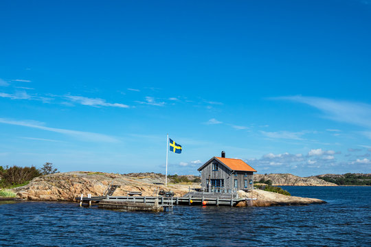 Holzhütte und Fahne auf der Insel Valön vor der Stadt Fjällbacka in Schweden