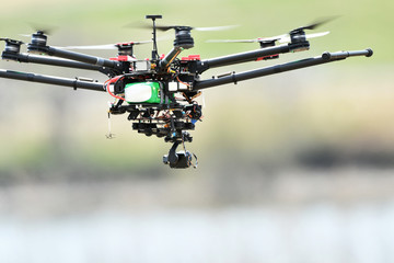 飛行中の産業用ドローン