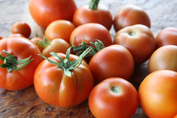 Nahaufnahme von frisch geernteten reifen Tomaten