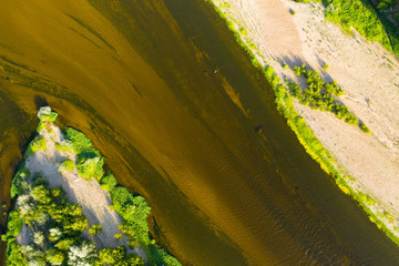 Gros plan aériens sur les motifs créés par les courants de la Loire à proximité de Nevers