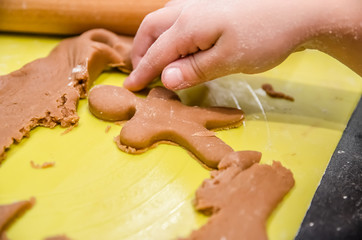 Little girl makes Christmas ginger cookies herself