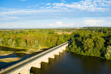 Fototapeta premium Vue rapprochée sur le pont du Guétin à proximité du Bec d'Allier vers Nevers et la Loire