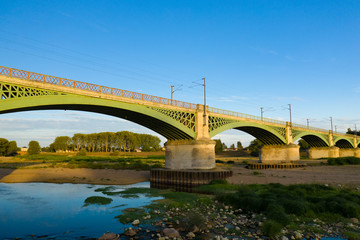 Fototapeta na wymiar Le pont de chemin de fer de Nevers sur la Loire dans la Nièvre en Bourgogne au coucher de Soleil