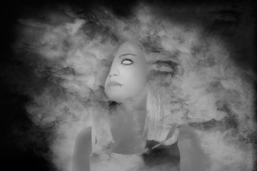 Chica con ojos en blanco rodeada de humo