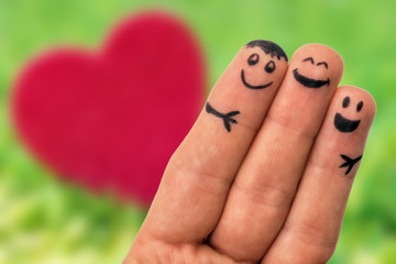 Hintergrund mit Herz und Fingermännchen die kuscheln als Zeichen der Verbundenheit und Liebe