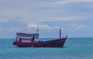 Obraz premium Fishing boat parked in the middle of the sea in the Gulf of Thailand