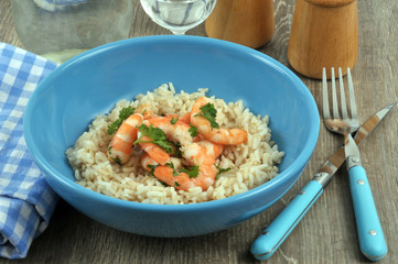 Crevettes persillées avec du riz dans une assiette