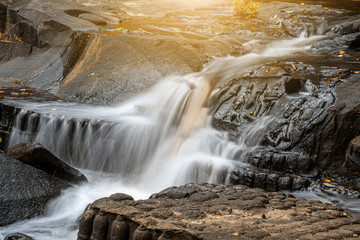 Obraz premium Waterfall flows through the carved statue