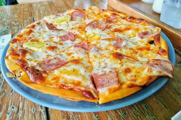 pizza with ham and cheese