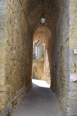 Obraz premium Entrance of Belvès mediaval city center with the key of the city hanging at one side 