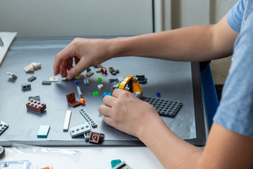 Junge konstruiert mit Bausteinen aus Plastik kreative Spielwelten und trainiert seine räumliche...