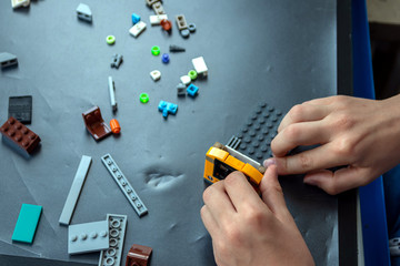 Junge konstruiert mit Bausteinen aus Plastik kreative Spielwelten und trainiert seine räumliche...