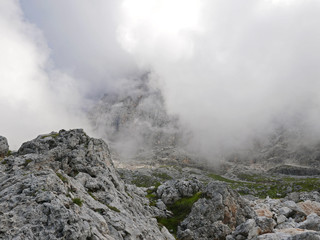 suggestivo paesaggio dolomitico in quota, in estate