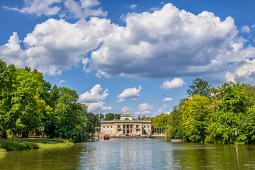Fototapeta na wymiar Lake and Palace in Lazienki Park in Warsaw