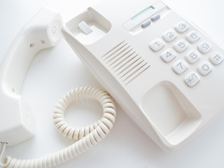 白背景のビジネス用電話　受話器が外れている