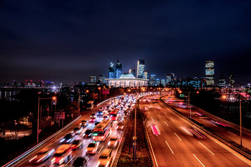 Obraz premium traffic in the city at night ,seoul south korea