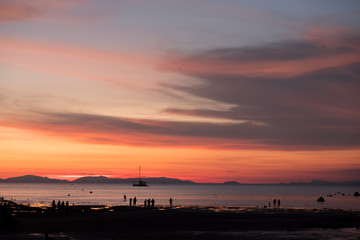 Naklejka premium Sunset at Loh Dalum Bay, Phi Phi Island, Krabi, Thailand.