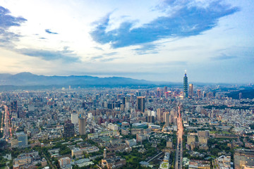 Fototapeta premium Skyline of taipei city in downtown Taipei, Taiwan.