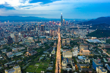 Fototapeta na wymiar Skyline of taipei city in downtown Taipei, Taiwan.