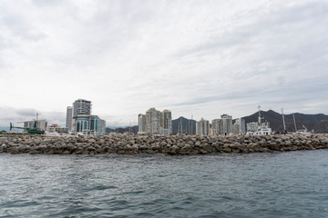 Dia nublado en playa de Santa Marta