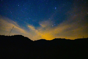 Panorama cielo notturno con pleiadi