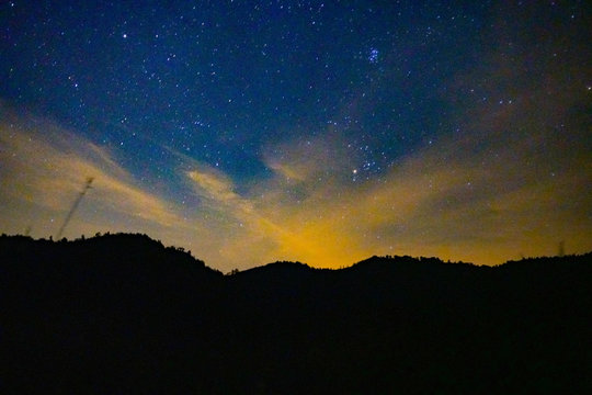 Panorama cielo notturno con pleiadi