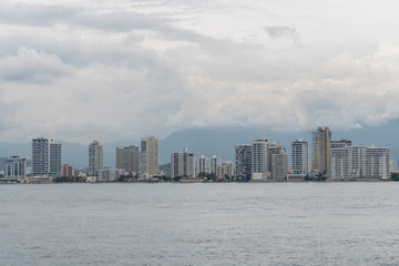 Naklejka premium Dia nublado en playa de Santa Marta