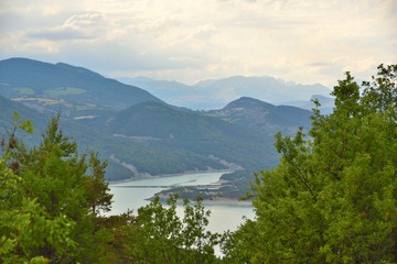 Fototapeta na wymiar Lac de Serre-Ponçon (Hautes-Alpes)