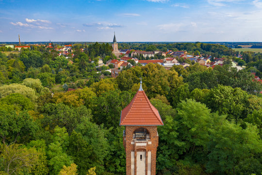 Blick auf den Kaiser Friedrich Turm mit der Stadt Biesenthal im Hintergrund