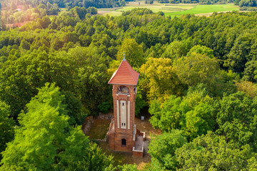 Blick auf den Kaiser Friedrich Turm mit der Stadt Biesenthal im Hintergrund