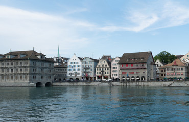 Fototapeta na wymiar Panorama der Zürcher Altstadt mit Limmat im Vordergrund und Wolken