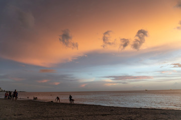 Atardecer en la playa de Santa Marta