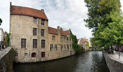 Fototapeta na wymiar Kanal und Brücke in der mittelalterlichen Altstadt Brügge
