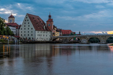 Altstadt von Regenburg bei Nachteinbruch - Salzstadel - steinerne Brücke