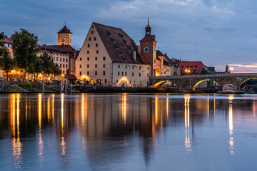 Fototapeta na wymiar Nächtliches Regensburger Altstadt beleuchtet - steinerne Brücke - Salzstadel