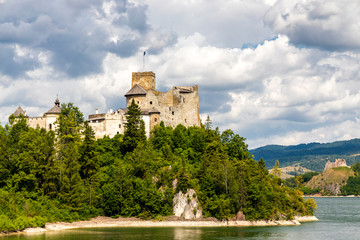 Fototapeta na wymiar Niedzica castle over Czorsztyn lake in Pieniny, Poland